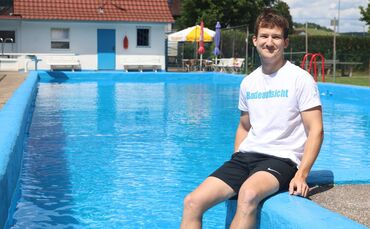 Tobias Witt, Badeaufsicht, erklärt, was im Freibad in Weiler zu tun ist.