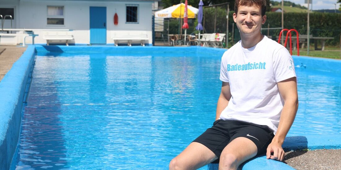 Tobias Witt, Badeaufsicht, erklärt, was im Freibad in Weiler zu tun ist.