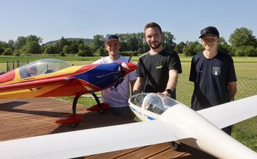 Niklas Bernauer, Julian Mohr und Lars Kaschel (von links) sind von Modellflugzeugen fasziniert.
