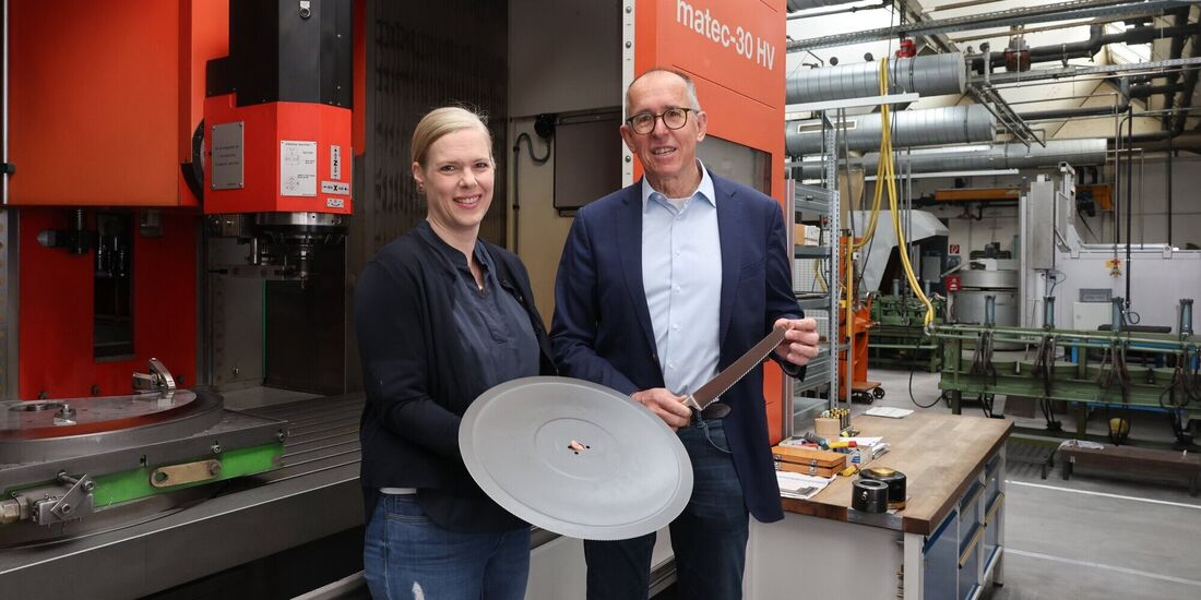 Silvie Giesser-Reinhard und Hermann Giesser in der Produktionshalle der Firma Alfred Giesser in Birkmannsweiler.
