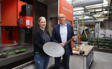 Silvie Giesser-Reinhard und Hermann Giesser in der Produktionshalle der Firma Alfred Giesser in Birkmannsweiler.