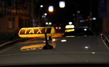 Der alkoholisierte Fahrgast wurde zunehmend aggressiv gegenüber dem Taxifahrer (Symbolfoto).