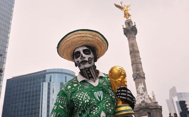 Vor der Fußball-WM - La-Ola-Welle in Mexiko