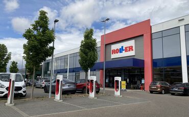 Eingang zu Möbel Roller am Fachmarktzentrum Waiblinger Tor.