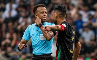 Für ihn endete der WM-Traum an der Grenzkontrolle: Schiedsrichter Omar Artan. (Archivbild)