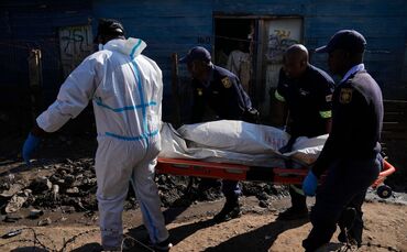 Bewaffnete in Südafrika fallen in Siedlung ein