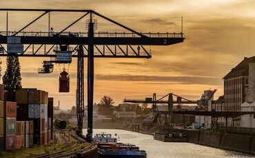 Container werden im Osthafen entladen
