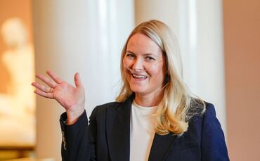 Mette-Marit mit Sauerstoffgerät bei offiziellem Termin