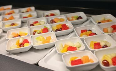 Obstschälchen in einer Schulmena (Symbolfoto).