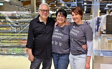 Freuen sich auf die Wiedereröffnung des Marktes (von links): Herbert Storz, Renate und Karen Lämmle.