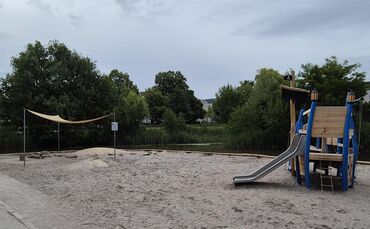 Neben dem Piratenschiff war immer eine Wasserstelle (links) für Kinder zum Planschen – die wird schmerzlich vermisst. Aber dazu 