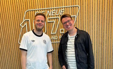 Moritz Wagner (links) und Daniel Haug vor der Podcast-Aufnahme im Studio bei DIE NEUE 107.7.