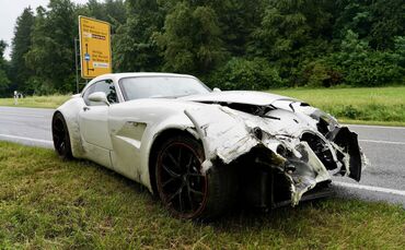 Teurer Unfall: Auf regennasser Straße prallt der Luxuswagen gegen die Leitplanke.