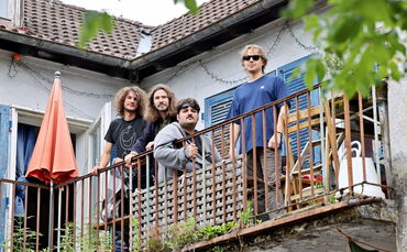 Vom Balkon der "Hammerschlag-WG" haben die Mitglieder der Band "Unter Schock" beste Sicht auf das Festival: Florian Meerwein (vo