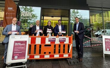 Protest am Winnender Klinik-Eingang (von links): Geschäftsführer André Mertel, Klinikleiter Christian Schliep, die stellvertrete