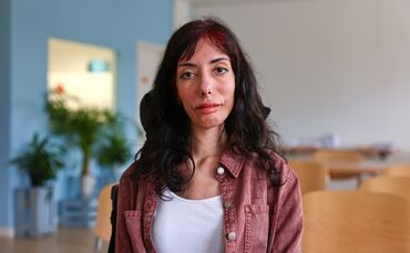Siba Naddaf setzt sich für Barrierefreiheit ein. Die Syrerin möchte trotz ihrer Muskelerkrankung überall dabei sein können.
