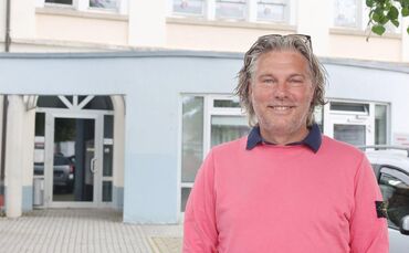 Hinter dem Konzept steht Ulrich Schneider – Gründer, Inhaber und strategischer Leiter von „Therapie Management Services“ sowie B