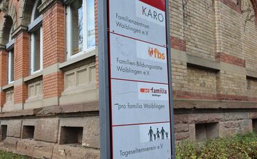 Familienzentrum Karo: Hier befindet sich die Familienbildungsstätte (FBS) in Nachbarschaft der Volkshochschule (VHS).