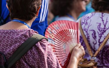 Für ein bisschen kühleren Wind: Bei Hitze sollen Handfächer helfen. (Archivbild)