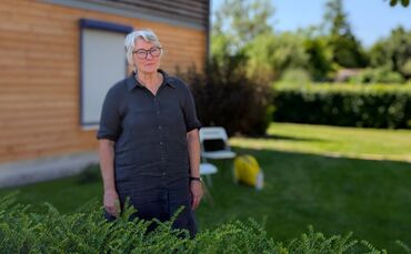 Silvia Grenz vor ihrem Haus in Schlechtbach.