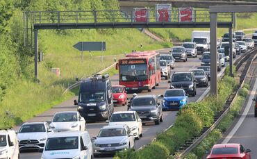 Ersatzbus im Stau auf der B14 beim Kappelbergtunnel: Das Foto entstand bei der Sperrung 2023. Zu solchen Szenen wird es 2029 ern