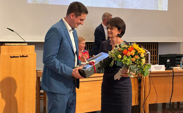 Oberbürgermeisterin Gabriele Zull überreicht dem frisch gewählten künftigen Ersten Bürgermeister Tim Deininger Blumen.