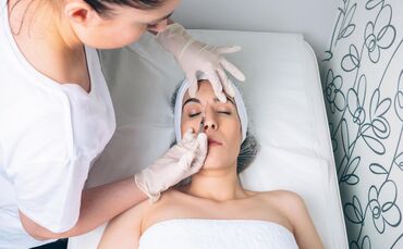 Weg mit der Zornesfalte: Eine Botox-Injektion zwischen die Augenbrauen hilft.