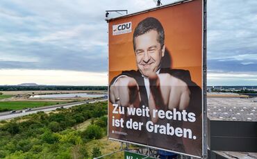 Ein 40 Meter hoher Werbeturm mit einem der größten Wahlplakate in Sachsen-Anhalt steht an der Bundesautobahn 2 (Aufnahme mit ein