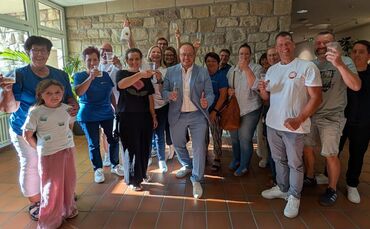 Feier im Rathaus-Foyer: Björn Riker (Bildmitte) und einige seiner Mitstreiterinnen und Mitstreiter im Förderverein Mineralfreiba