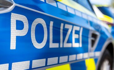 Auto überschlägt sich und landet in Maisfeld