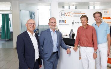 Landrat Dr. Richard Sigel (rechts), Klinik-Geschäftsführer André Mertel (Zweiter von links) und der Winnender Klinikleiter Dr. C