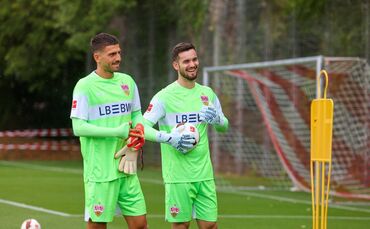 VfB-Torwart Dennis Seimen (rechts) fehlt verletzt bis Ende September – bekommt sein Ersatzmann Fabian Bredlow nun die Chance?