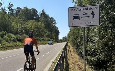 Mit Hinweisschildern macht das Landratsamt auf den korrekten Abstand beim Überholen aufmerksam.
