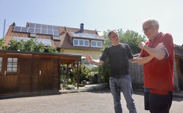 Fachsimpeln vor der PV-Anlage: Eberhard Schaaf (rechts) im Gespräch mit Energieberater Jörg Holzer.