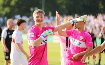 Florian Hellstern zeigt es an: Für den VfB-Nachwuchskeeper zeigt die Formkurve aktuell steil nach oben.