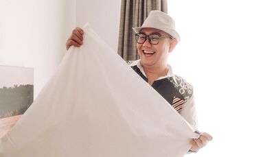 Er singt auch im Hotel beim Kissenaufschütteln: Housekeeping-Mitarbeiter Asep Mulyana Suhermann.