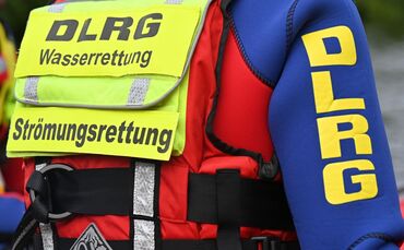 Die DLRG ist an der Suche nach dem Mann beteiligt. (Symbolbild)