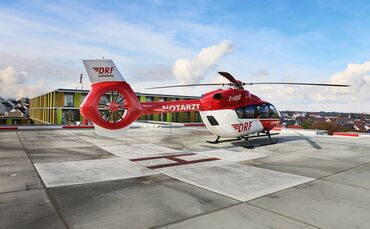 Der Hubschrauber-Landeplatz auf dem Dach des Rems-Murr-Klinikums Winnenden bleibt trotz umliegender Baustellen in Betrieb (Archi