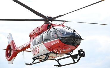Rettungshubschrauber bringen die Jugendlichen in Krankenhäuser. (Symbolbild)