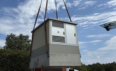 Die neue Station wurde komplett am Stück mit dem Kran aufgesetzt.