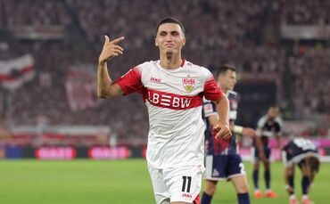 VfB-Profi Bilal El Khannouss jubelt nach seinem Traumtor zum 1:0.