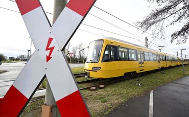 Der Mann sei trotz Warnsignal auf die Gleise getreten. (Symbolbild)