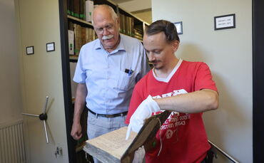 Architekt Günter Brecht vom Historischen Verein (links) und Stadtarchivar Ortwin Köhler fahnden nach jahrhundertealten Informati