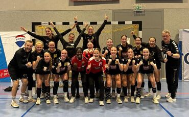 Die weibliche A-Jugend der SG Weinstadt bejubelt nach gelungener Qualifikation den Einzug in die zweithöchste Handball-Liga Deut