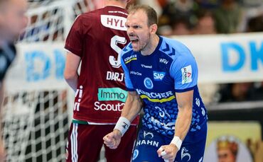 Kai Häfner (hinten der Berliner Max Darj) wird mindestens eine weitere Saison für den TVB Stuttgart jubeln.