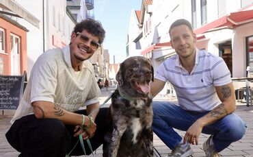 Morice Ziegler (links) und David Tenné mit Hund Milo.
