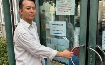 Zezhong Wang am Eingang des Gmünder Ausländeramts