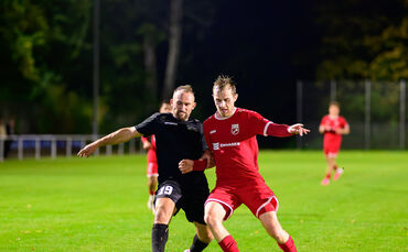 Der Einsatz stimmte, der Ertrag aber nicht: Faton Sylaj und der FSV Waiblingen (in Schwarz) unterliegen gegen die TSG Öhringen.