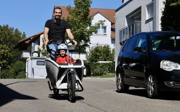 "Wie eine Achterbahn": Muhammet Gercek aus Waiblingen mit Sohn auf dem E-Lastenrad.