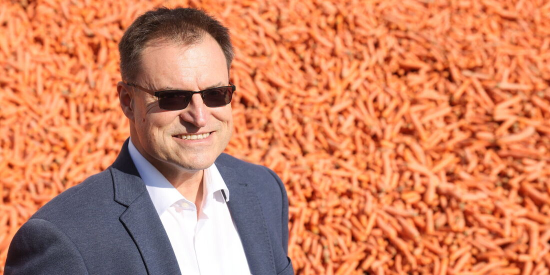 Andreas Biermeier vor tonnenweise Karotten, die in Winnenden unter anderem für die Getränkeindustrie weiterverarbeitet werden (A
